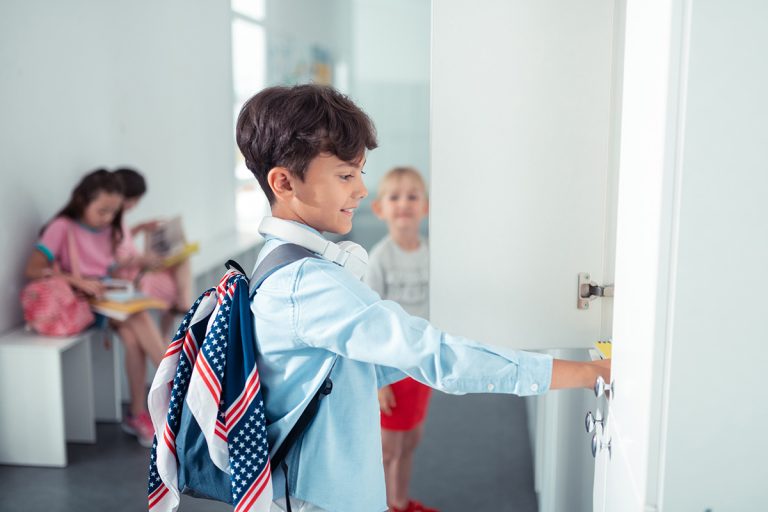 Les avantages de louer un casier scolaire pour votre enfant